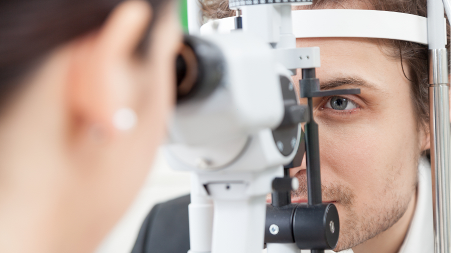 Revisión ocular - Posterior operación de vista